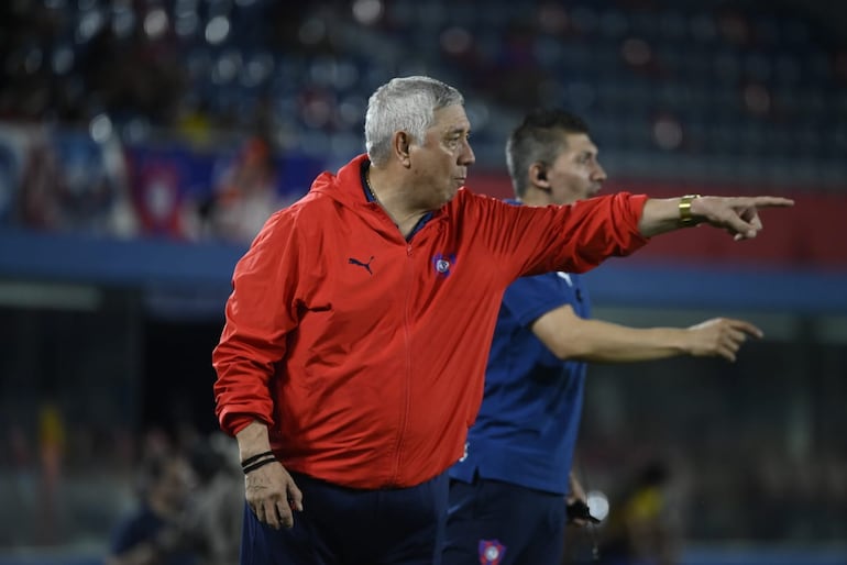 Carlos Jara Saguier y Jorge Martín Núñez (d), entrenador y asistente técnico de Cerro Porteño respectivamente, en el partido frente a General Caballero de Juan León Mallorquín por la fecha 15 del torneo Clausura 2024 del fútbol paraguayo en el estadio La Nueva Olla, en Asunción.