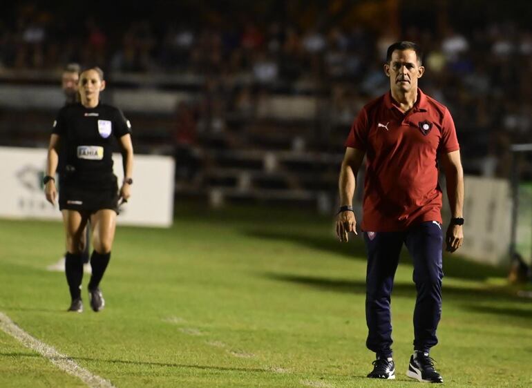 El argentino Víctor Bernay, técnico de Cerro Porteño, en el partido contra Guaireña por la duodécima fecha del torneo Clausura 2023 del fútbol paraguayo en el estadio Parque del Guairá, en Villarrica.