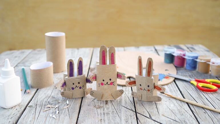 Conejitos de pascua hechos con rollos de papel higiénico usado.