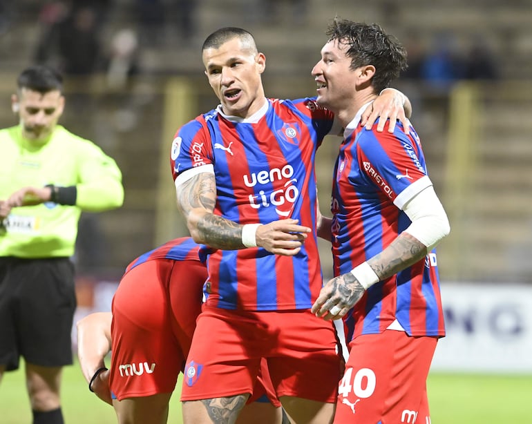 Fernando Fernández (d), jugador de Cerro Porteño, celebra un gol en el partido frente a Tacuary por la séptima fecha del torneo Clausura 2024 del fútbol paraguayo en el estadio Villa Alegre, en Encarnación. 