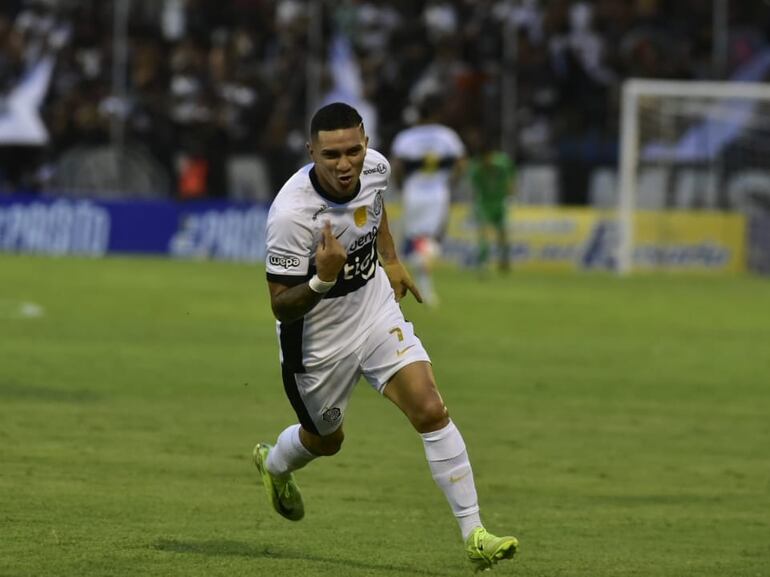 Hugo Fernández, jugador de Olimpia, festeja un gol en el partido contra Sportivo Luqueño por la cuarta fecha del torneo Apertura 2025 del fútbol paraguayo en el estadio Luis Salinas, en Itauguá, Paraguay.