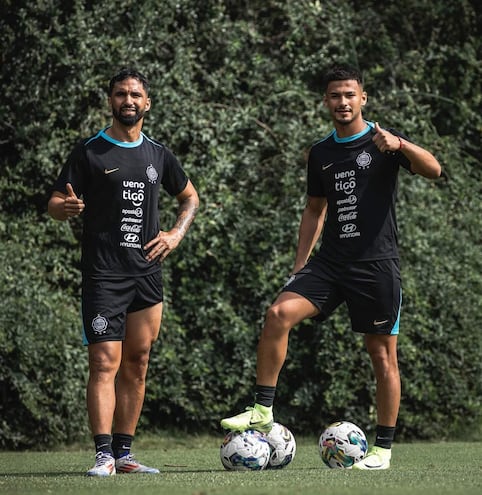 Sana competencia por el puesto de lateral derecho entre Alberto Espínola Giménez (33) y César Ramón Olmedo Alcaraz (21).