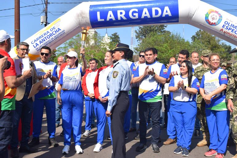 El encendido de la antorcha de los IV Juegos Latinoamericanos de las Olimpiadas Especiales estuvo a cargo de la gobernadora colorada de Paraguarí, Norma Zarate de Montes.