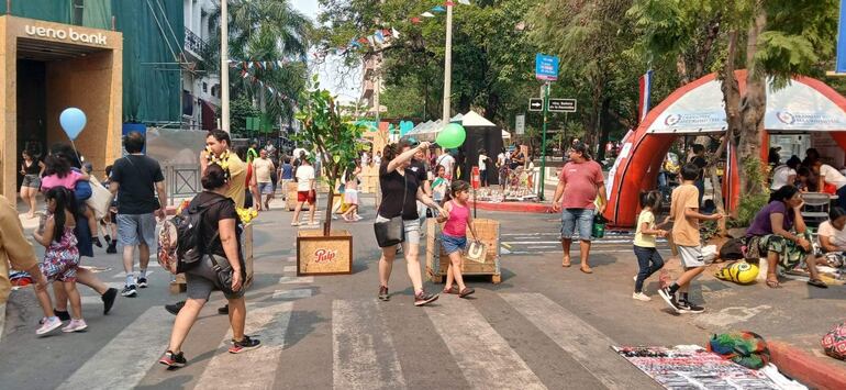 Mucha gente en calle Palma. La gente aprovechó el día para salir del hogar.
