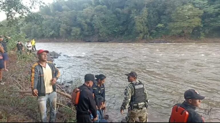 El hallazgo del cuerpo se reportó esta tarde, a orillas del río Monday, zona de Puerto Tres Fronteras en Presidente Franco.