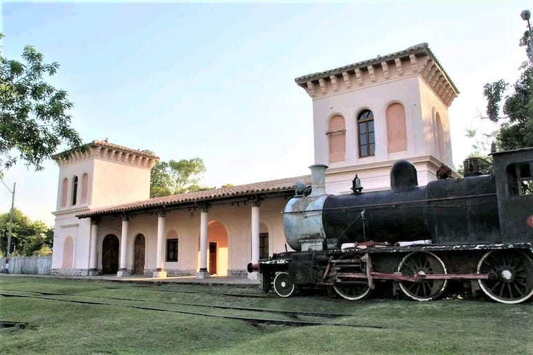 La antigua estructura de la ex estación de tren de Pirayú, que invita a los turistas a visitar.
