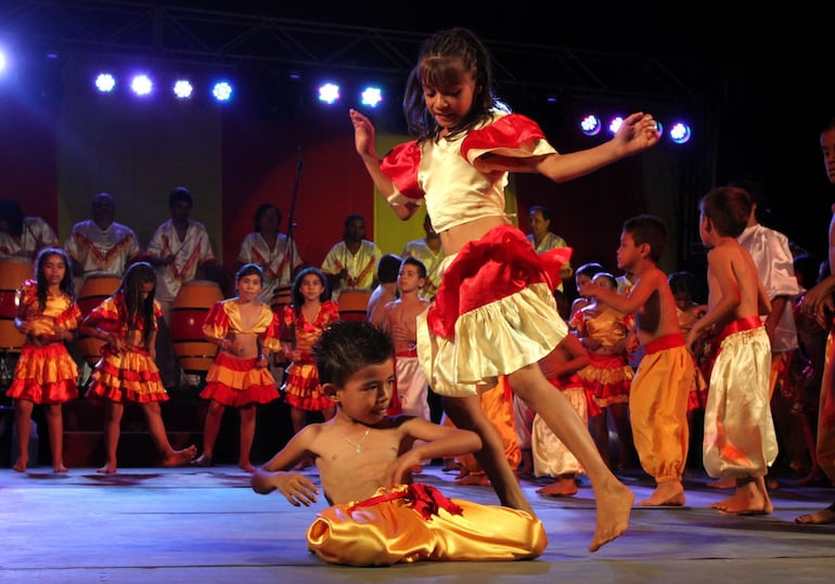 Niños y jóvenes del Ballet Grupo Tradicional Kambá Kuá.