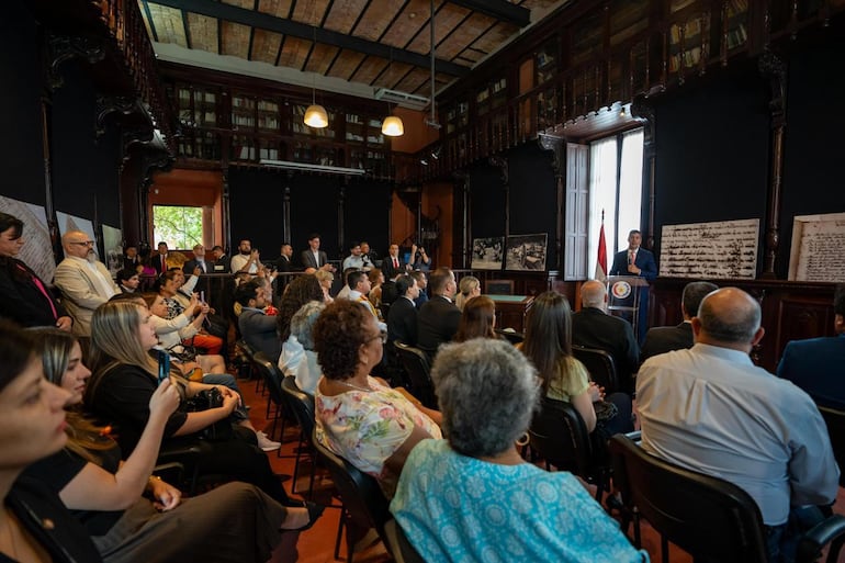 Santiago Peña, Presidente de la República, en la firma de la ley que reconoce a los afrodescendientes.