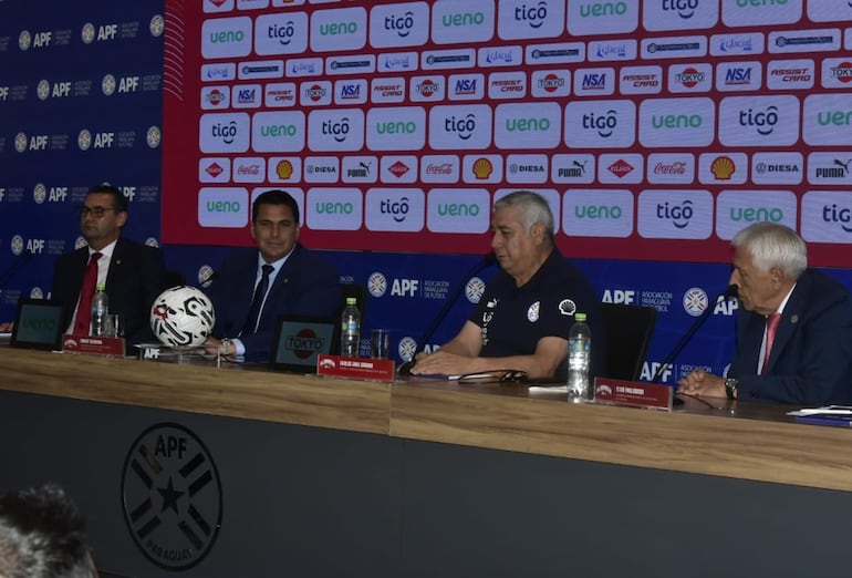 El paraguayo Carlos Jara Saguier (seg. de der. a izq.) en la presentación como entrenador de la selección paraguaya Sub 23 para el Preolímpico 2024.