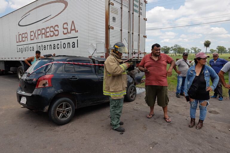 Personas observan un accidente vehicular en la carretera que conecta Paraguay con Argentina, este viernes en José Falcón (Paraguay).