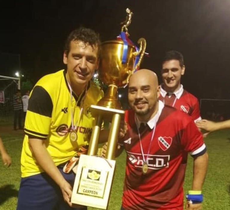 Juan Carlos “Nano” Galaverna junto a su “hijo en el fútbol” Oscar Medina Duarte, alias Toto o Comando.