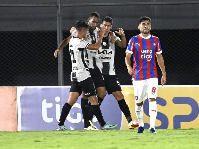 Los jugadores de Tacuary festejan un gol en el partido frente a Cerro Porteño por la primera rueda del torneo Apertura 2024 del fútbol paraguayo en el estadio Defensores del Chaco, en Asunción.
