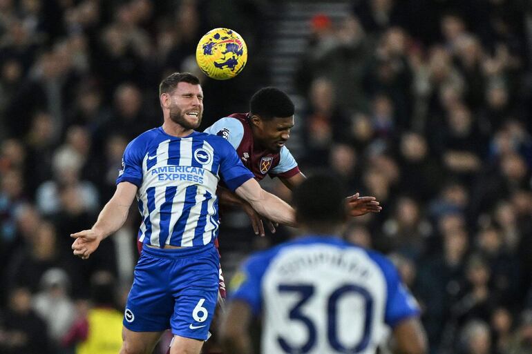 James Milner (i) salta en procura del balón superando a Ben Johnson, defensor del West Ham.