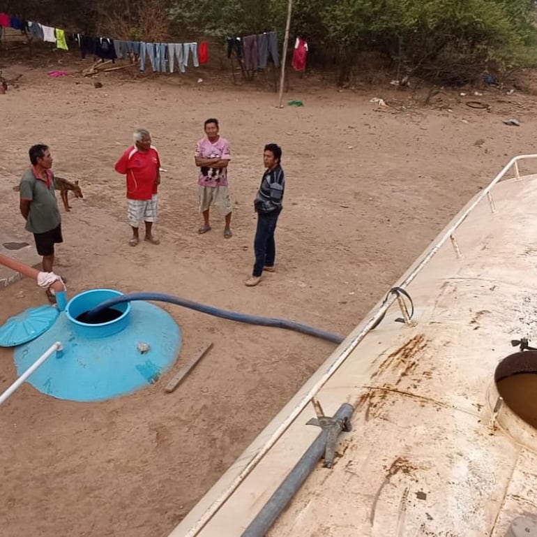 Las comunidades que reciben el agua deben racionarla para su uso, en la imagen se está cargando un tanque comunitario en Laguna Negra.