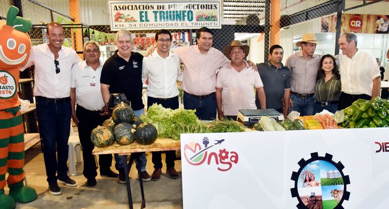 Autoridades nacionales, como el ministro del Interior, Enrique Riera, y el ministro de Agricultura y Ganadería, Carlos Giménez, estuvieron en la inauguración.