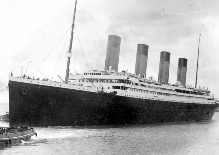 El hundimiento del Titanic es recordado como uno de los desastres más grandes y trágicos de la historia marítima.