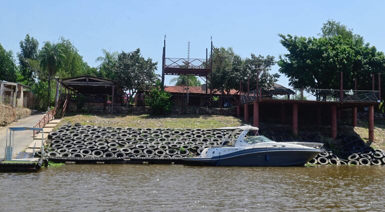 Una de las casas construidas en una fracción de la conocida Finca 916, en Villa Hayes.  Tiene incluso muelle privado.