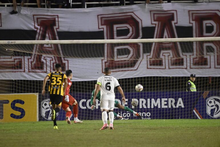 Momento exacto en el que el arquero de Guaraní, Gaspar Servio, saca el remate para el empate.