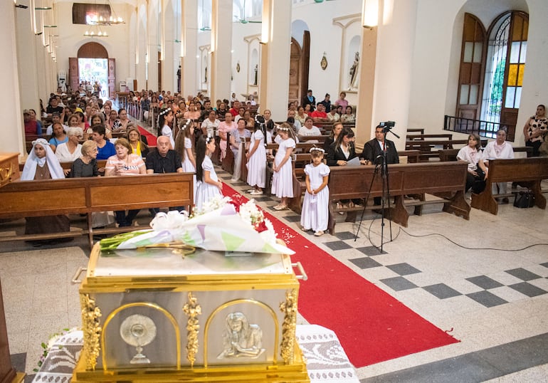 La Catedral de Villarrica fue colmada por los fieles que acompañaron la Santa Misa en honor a Chiquitunga.