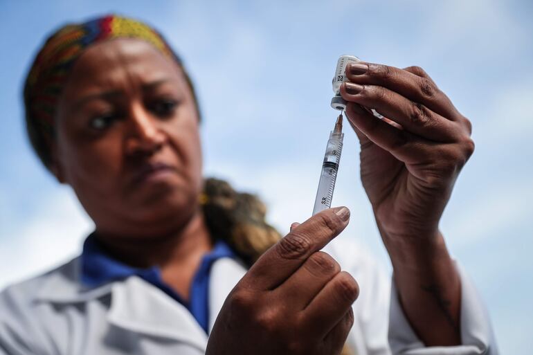 Una trabajadora de la salud prepara una dosis de la vacuna contra el dengue en el barrio de Barra de Guaratiba, en Río de Janeiro (Brasil).