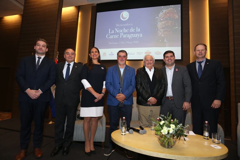 Integrantes de la delegación paraguaya en la Noche de la Carne Paraguaya, en Santiago de Chile, el martes último. Los presidente de la ARP, Daniel Prieto, del Senacsa, José Carlos Martin, y de la Cámara Paraguaya de Carnes, Randy Ross. También la viceministra de Industria, Lorena Mendez, entre otros.