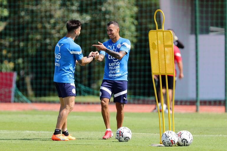 Héctor Villalba (i) y Alejandro Romero Gamarra (d), jugadores de la selección paraguaya, entrenan en Ypané, Paraguay. 