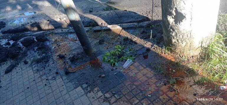 La pérdida de agua y la vereda en mal estado.