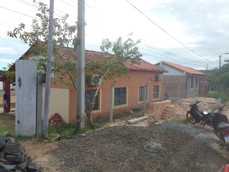 En estos momentos la Gobernación de San Pedro se encuentra trabajando en la construcción del cercado perimetral de la sede educativa