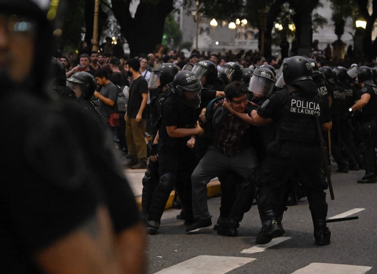 Otra de las imágenes de la represión que afectó a los que protestaban contra el desfinanciamiento del INCAA.