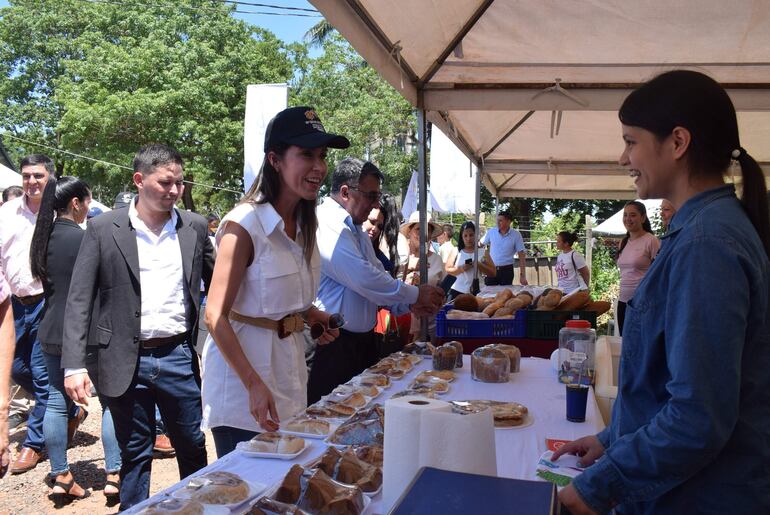 La gobernadora Norma Zárate de Monges, visitó y adquirió frutas de algunos stands.