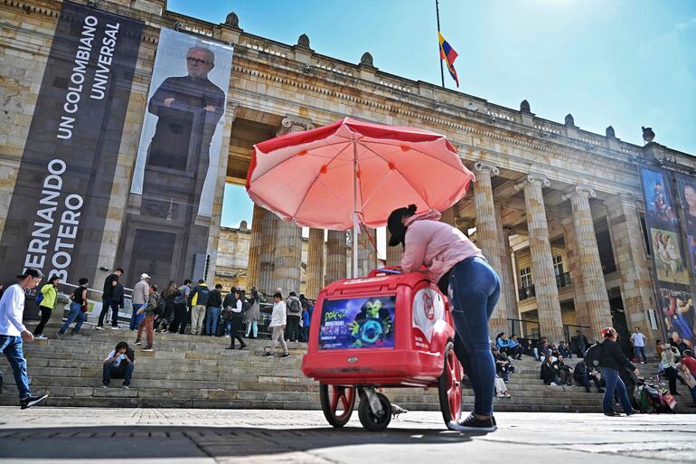 Fachada del Congreso de Colombia donde se rinde homenaje al artista Fernando Botero, fallecido el pasado 15 de septiembre.