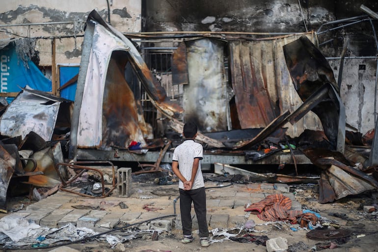 Un niño palestino observa la destrucción tras el ataque aéreo israelí del 14 de octubre a las carpas instaladas en el patio del Hospital Al Aqsa de Gaza, donde la gente buscaba refugio (AFP).