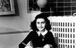 Ana Frank en su pupitre, en la escuela. Foto: Cordon Press.