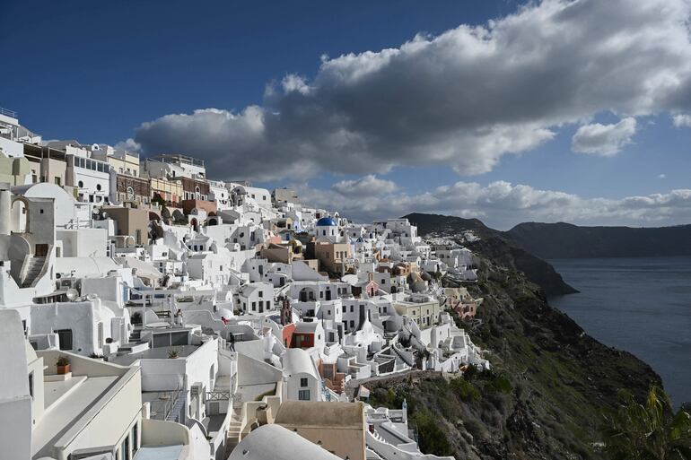 Esta fotografía muestra una vista general del pueblo de Oia en la isla griega de Santorini mientras las autoridades restringen el acceso a los turistas en algunas áreas como medida de precaución debido a la reciente actividad sísmica del 5 de febrero de 2025. 