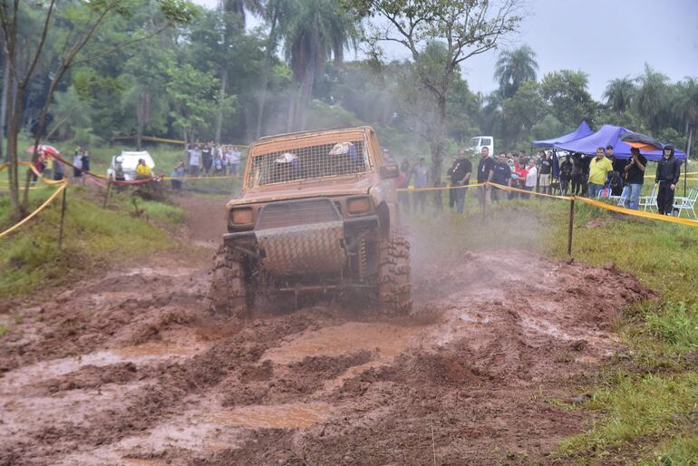 El piloto Rolando Giménez, navegado por Alberto Barreto, comandó las acciones ayer en la categoría TT4N. La mencionada dupla se destacó a bordo de la Daihatsu Rocky.