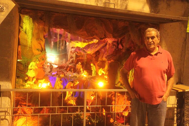 En la navidad de 2011 Pedro Juan Caló empezó a poner el pesebre en un garage de la calle Montevideo 736. Lo hizo durante casi 10 años (Foto: Nery Sanabria).