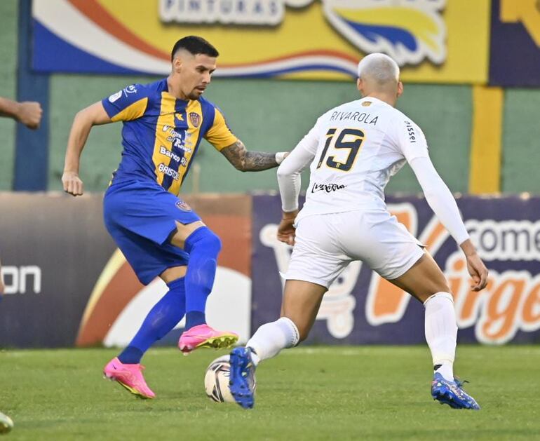 Jorge Mendoza del Sportivo Luqueño y Víctor Rivarola de Guaraní, en el Feliciano Cáceres.