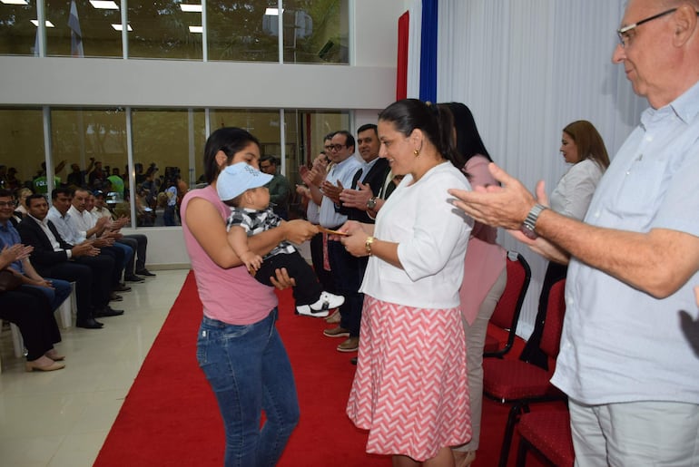 Indígena Aché, beneficiaria de beca Yacyretá, será profesional universitaria