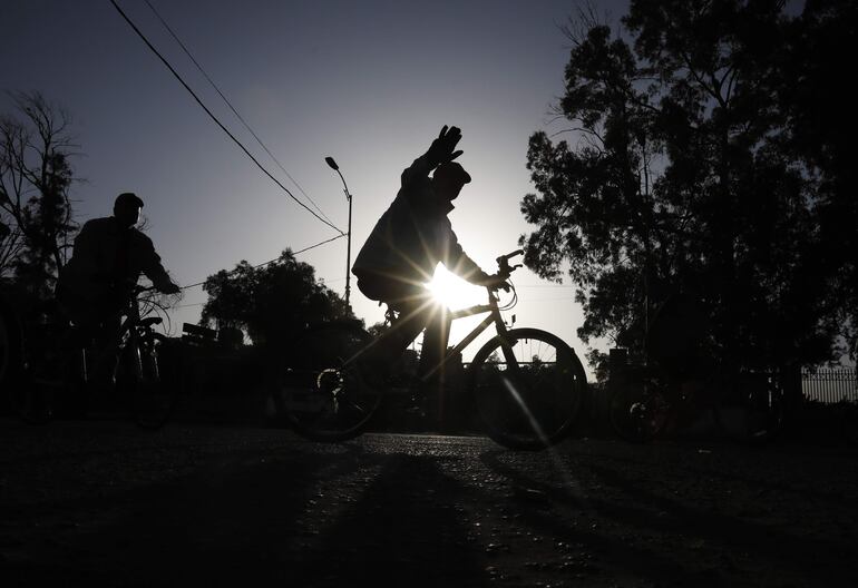 La bicicleta es una excelente alternativa a otros medios de transporte más convencionales como el automóvil, la moto o el transporte público.