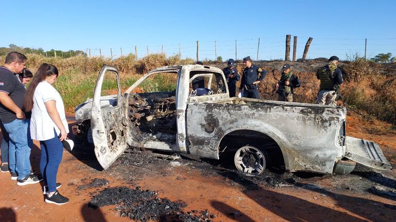 Una camioneta presumiblemente de la marca Ford F250, quedó totalmente calcinada en el trayecto a la colonia Naranjaty a unos 6 kilómetros de Curuguaty.