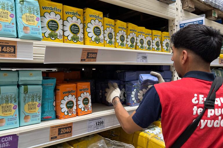 Un trabajador organiza productos en un supermercado mayorista, en Buenos Aires (Argentina). El índice de precios al consumidor (IPC) en Argentina se situó en octubre en el 193% interanual, su sexta desaceleración consecutiva, informó este martes el Instituto Nacional de Estadística y Censos (Indec). 