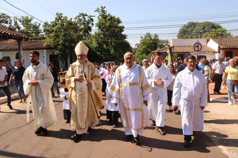 Monseñor Ricardo Valenzuela acompañado del padre Fernando Florentin y el diácono Vicente López.