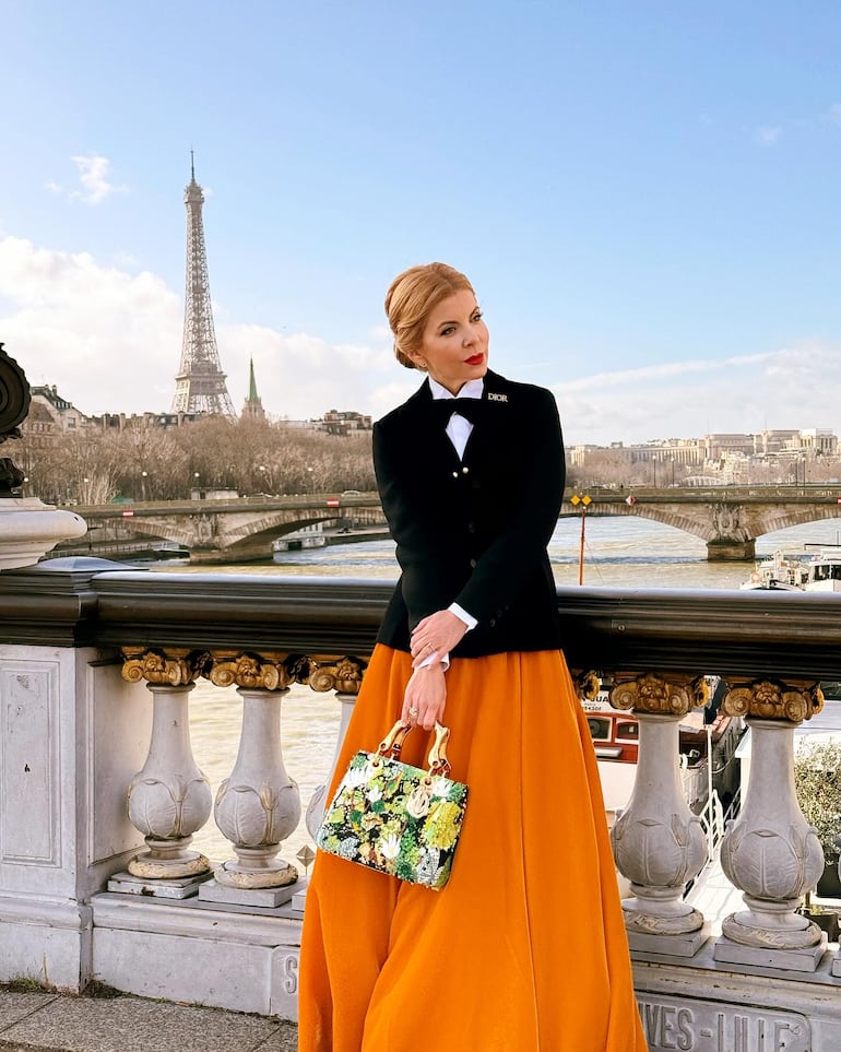 Mágica postal. Verónica Chaves con la Torre Eiffel de fondo. (Instagram/Vero Chaves)