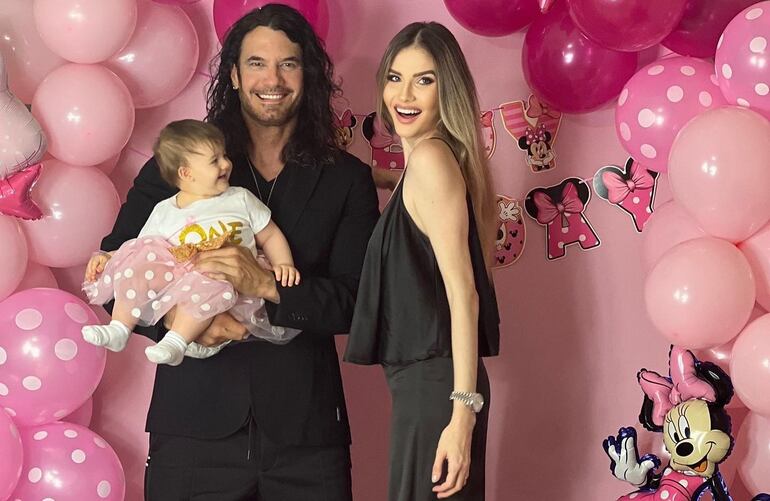 Papá Mario Cimarro con la cumpleañera Brianna en brazos y mamá Broni Gregus.