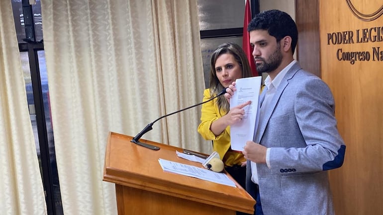 Kattya Gonzalez y el diputado Raul Benítez del Partido Encuentro Nacional (PEN) en la sala de prensa "Pablo Medina" de la Cámara de Senadores.