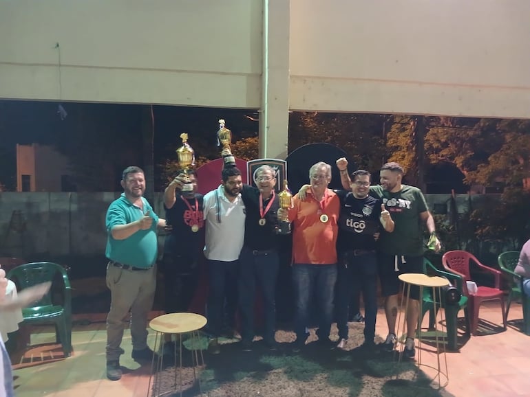 Equipo campeón en Piribebuy, el Club de Amigos Mauristas 4, integrado por César Cantero, Chacho Genes y Federico Gómez.