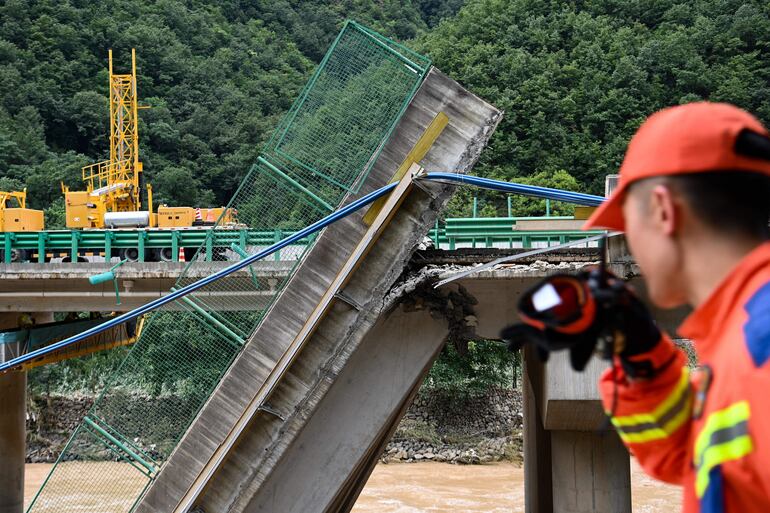 Personal de rescate en la zona del puente caído. 