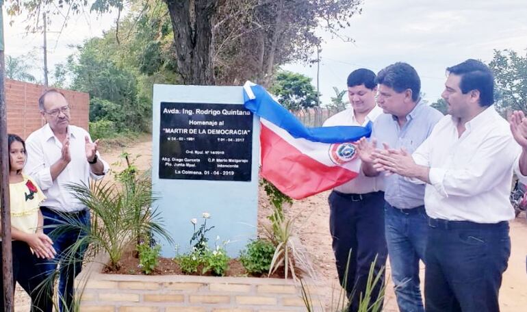 El pabellón no debe usarse tampoco en adorno de mesas o palcos, coberturas de placas, retratos, monumentos o bustos a ser inaugurados. En este caso se utilizó de manera incorrecta.