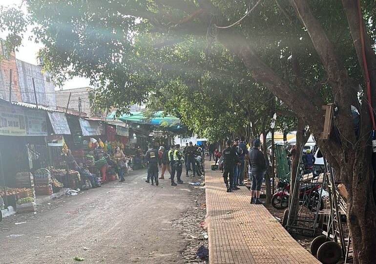 Este paso peatonal estaba ocupado por los comerciantes y este lunes fue liberado en el mercado de abasto de Ciudad del Este.