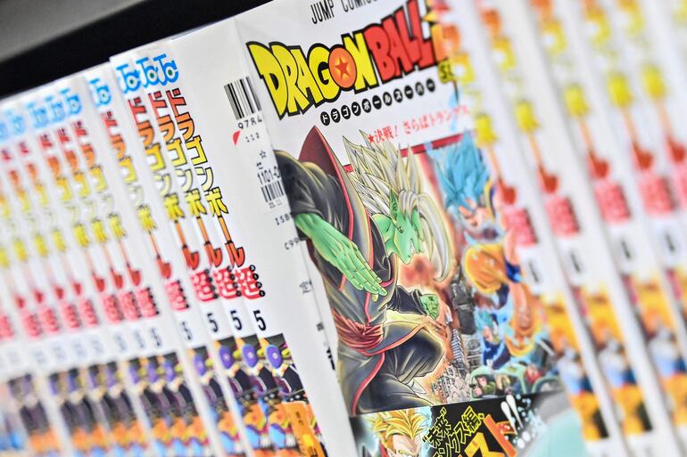 Tomos de "Dragon Ball Super", con guión de Akira Toriyama, en una tienda en Tokio.
